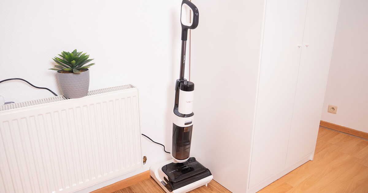 Découvrez le Tineco Floor One Stretch S6, l'aspirateur laveur qui se faufile sous vos meubles