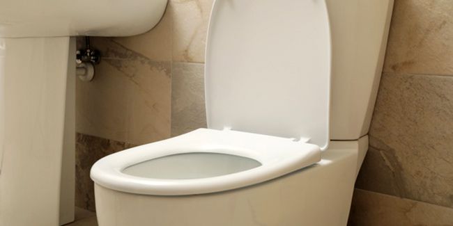 Chasse d’eau qui coule : comment identifier et résoudre le problème ?