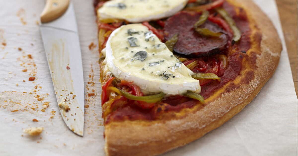 la pizza pepéroni revisitée avec une touche de bleu