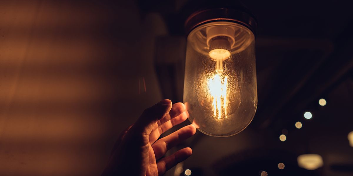 Pourquoi mon ampoule clignote ? 10 raisons à explorer