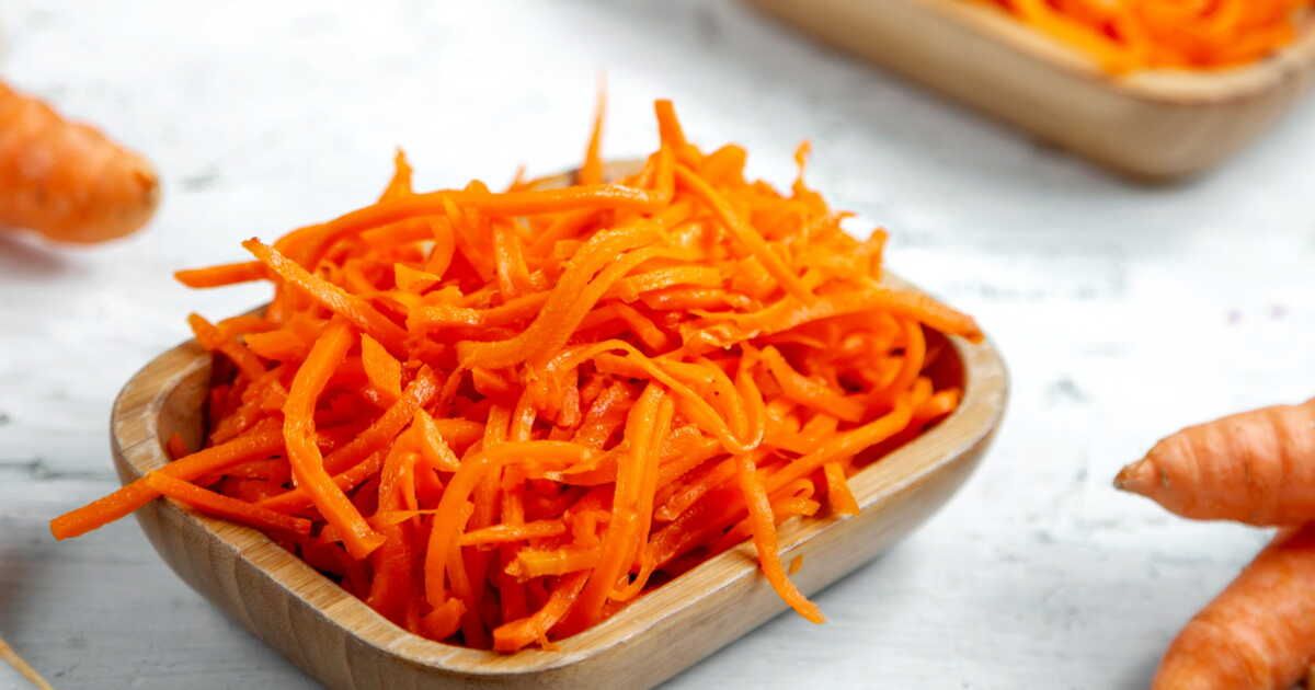 donnez du peps à vos carottes râpées avec une vinaigrette citron-cacahuète