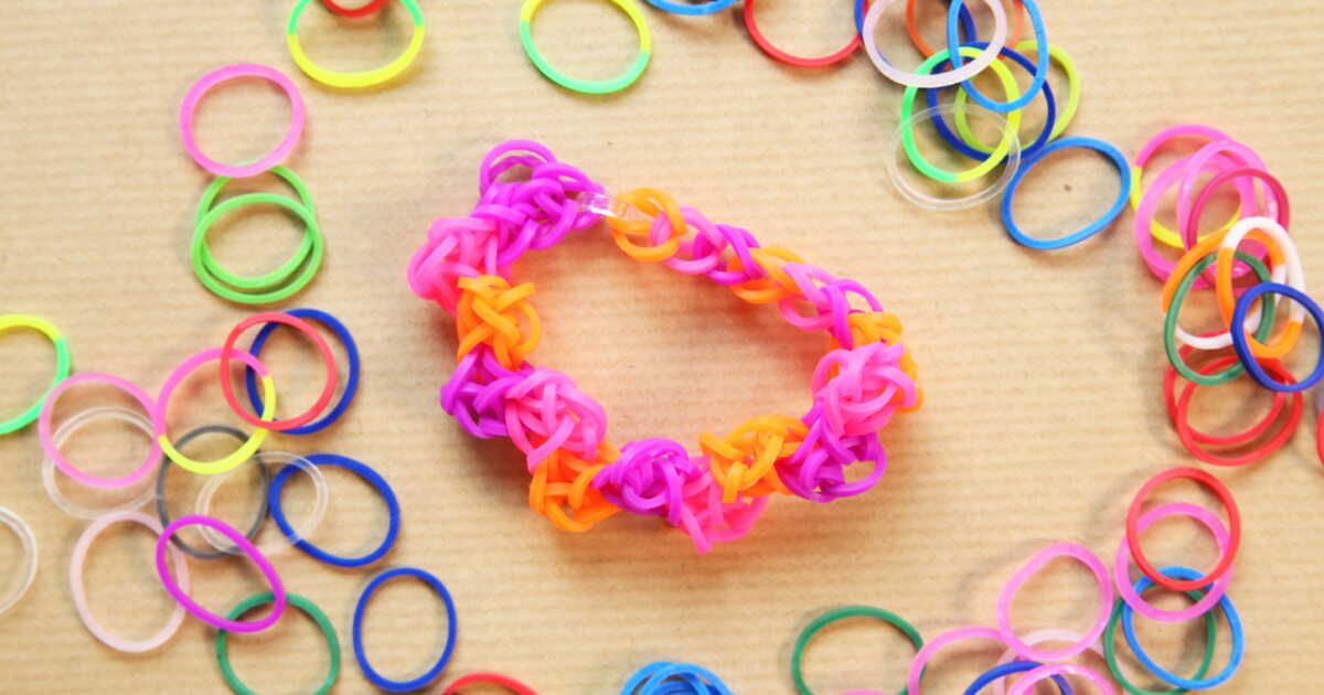 Le charme coloré du bracelet zig zag en Rainbow Loom