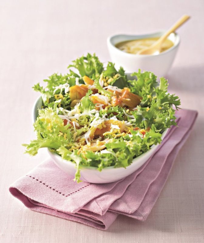 Une salade croquante de chicorée, bacon et croûtons pour vos repas légers