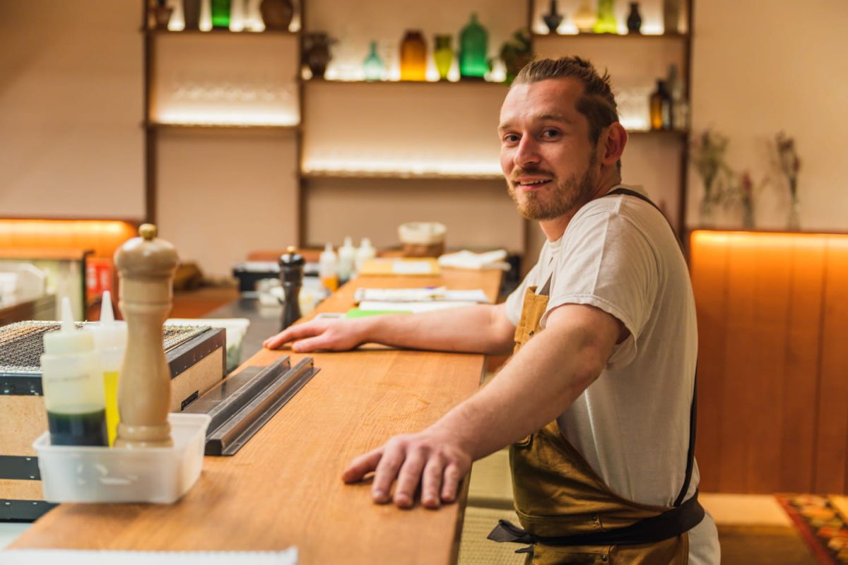 Thomas Chisholm, chef du restaurant Chocho à Paris