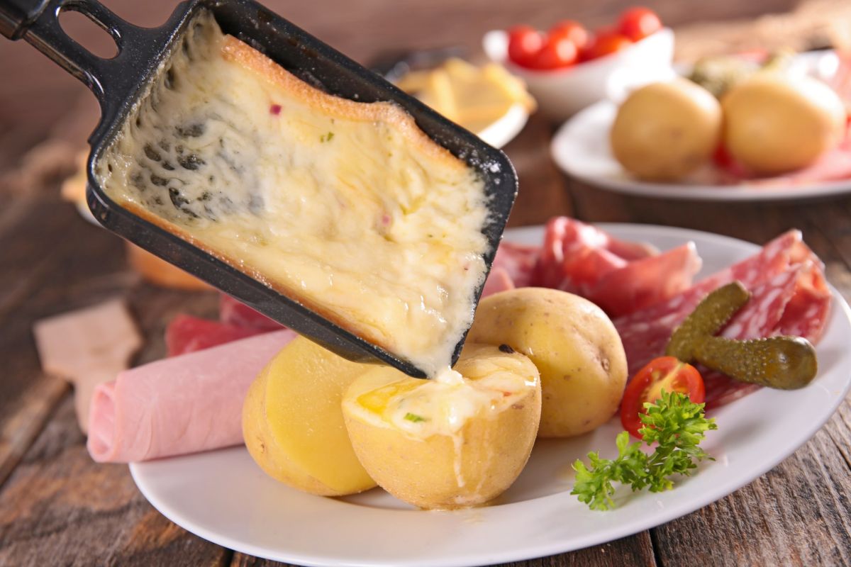 Déguster une raclette sans culpabilité : l'astuce nutritionniste à découvrir !