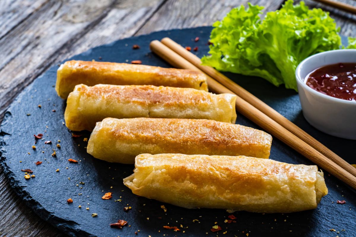 Apprenez à réaliser des nems croustillants au poulet avec Cyril Lignac