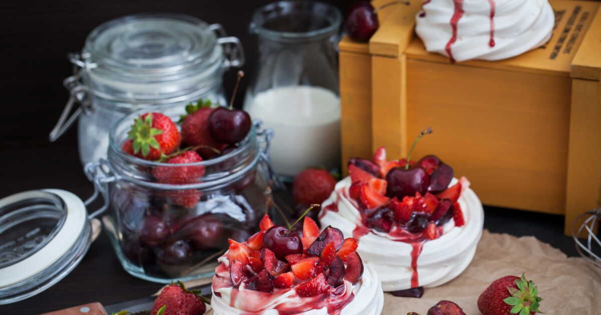 Pavlovas aux fruits rouges : 32 recettes printanières irrésistibles