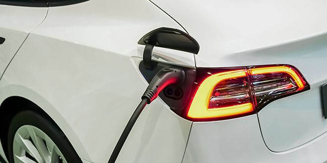 Rechargez votre voiture électrique avec l'énergie solaire : la solution verte à portée de main