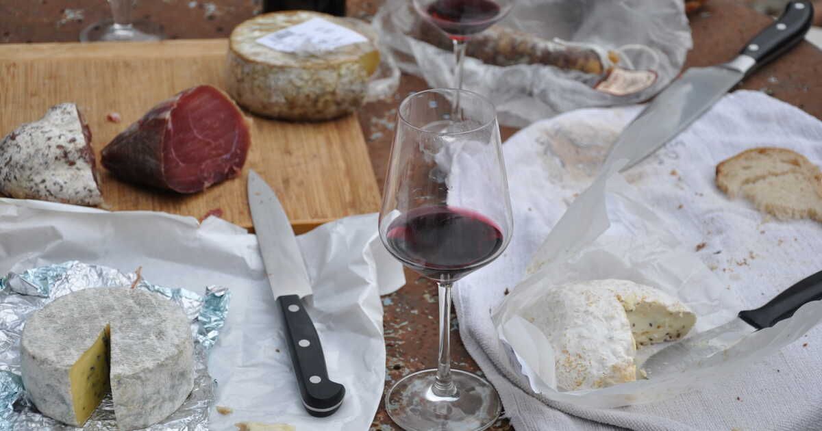 Accords exquis : le vin idéal pour sublimer votre fromage