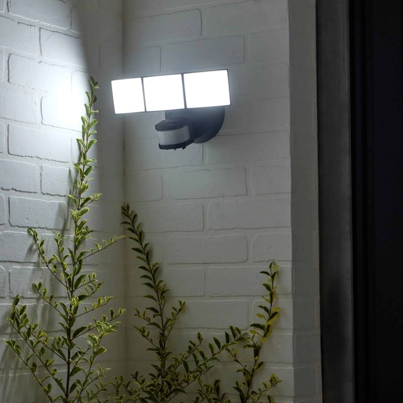 Profitez de vos soirées d'automne grâce à ce projecteur LED en promo chez Leroy Merlin