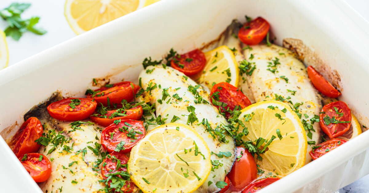 Un plat estival de poisson et légumes grillés à la grecque : simple et délicieux