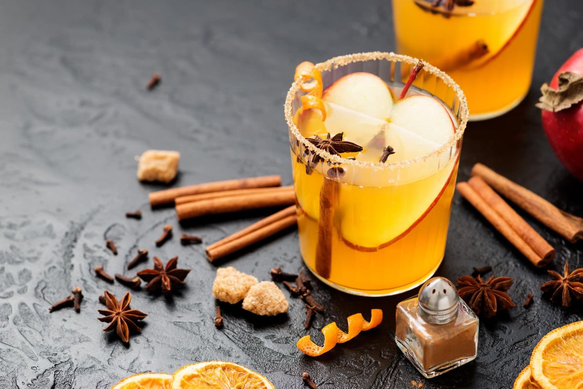 le cocktail de noël qui séduit : découvrez le hot caramel-popcorn bourbon apple cider