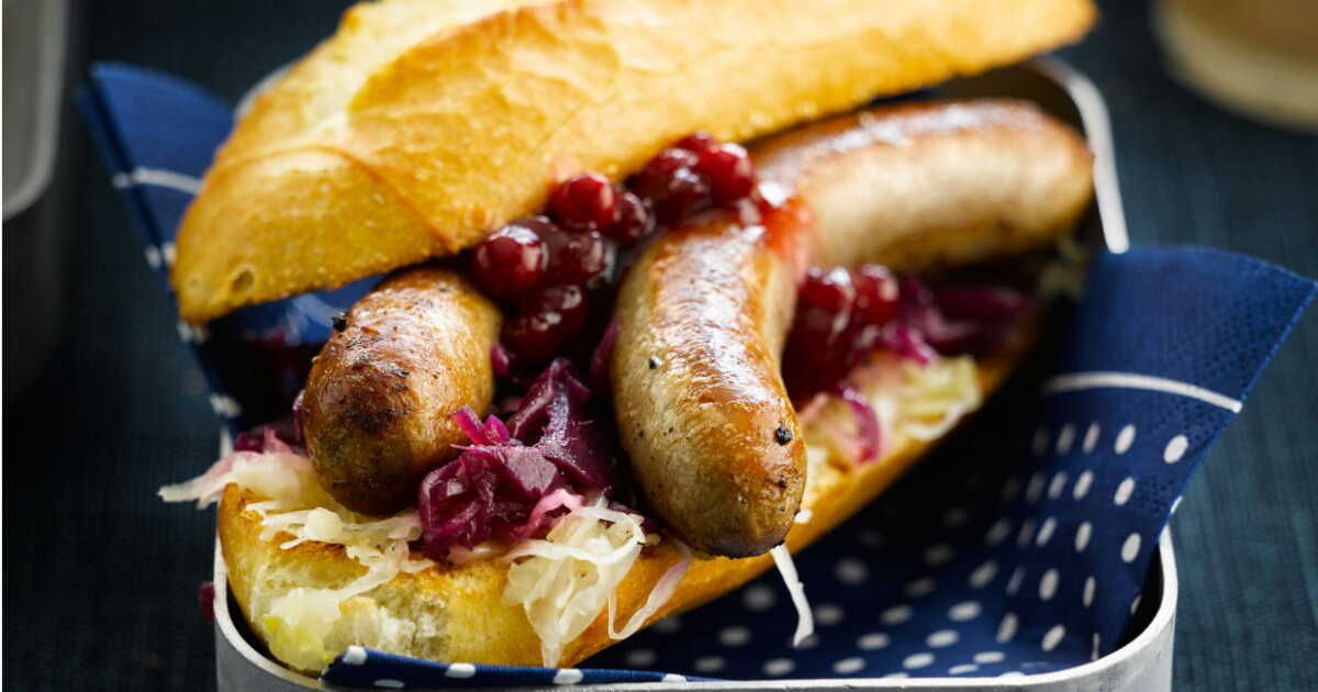 Le hot dog au chou rouge et aux airelles