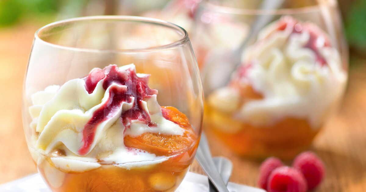 Nage d’abricots aux amandes, mousse au chocolat blanc