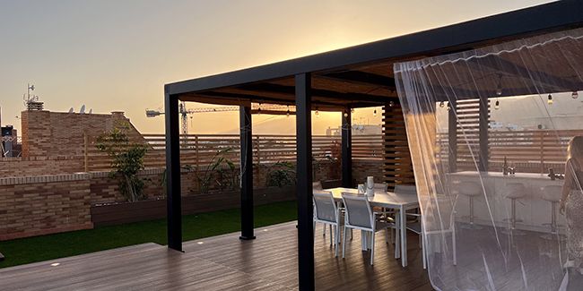 Pergola sur balcon : matériaux, conseils et budget à connaître !