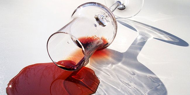 Des astuces infaillibles pour éliminer les taches de vin rouge