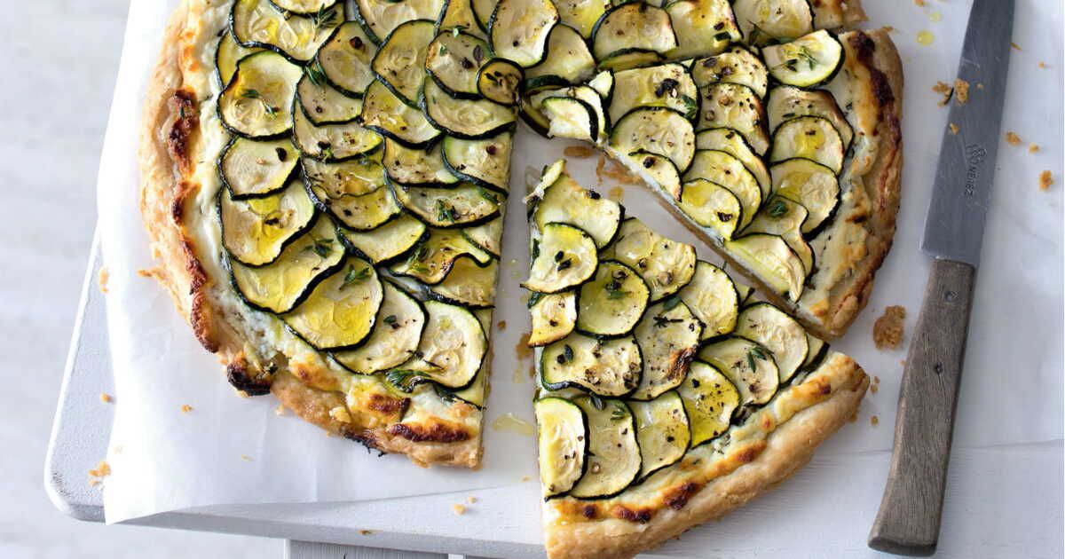 Une tarte fine aux courgettes et herbes : l'alliance parfaite de la fraîcheur et de la simplicité