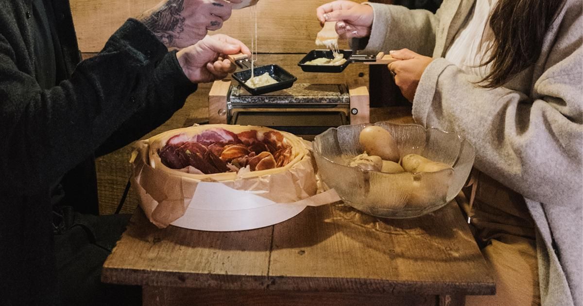 Secrets d'une raclette parfaite : conseils de deux chefs experts