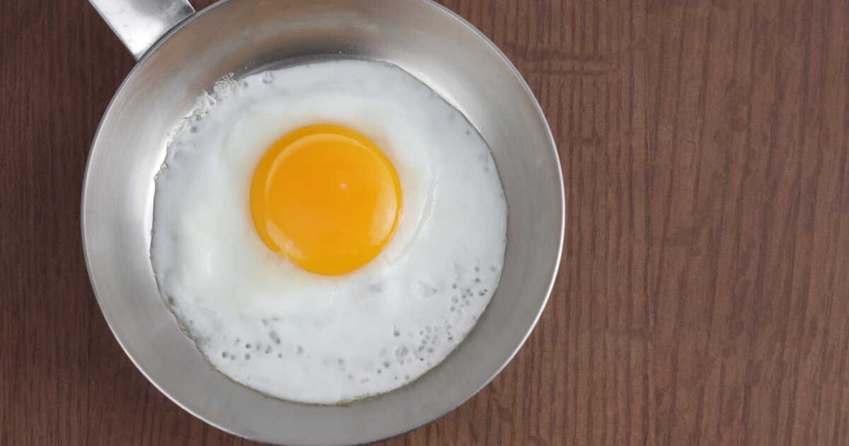 Comment cuire des œufs dans une poêle en inox sans que cela accroche ?