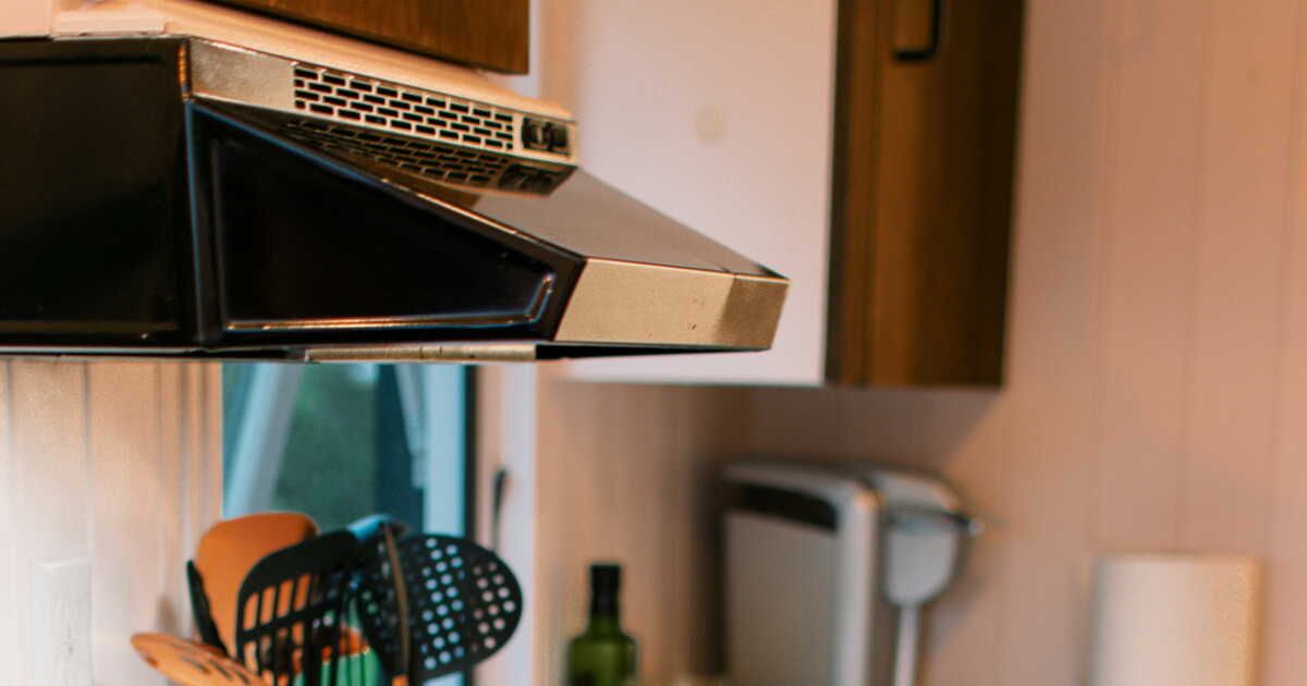 Découvrez l'astuce infaillible pour nettoyer les filtres de votre hotte de cuisine