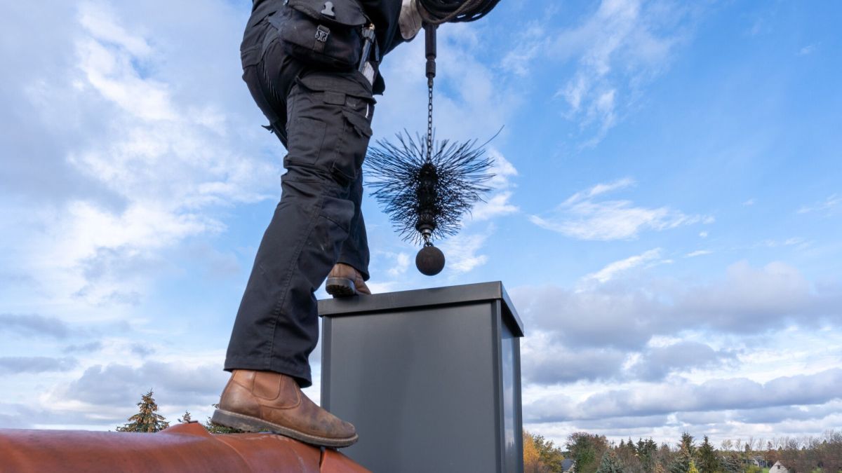Ramonage de cheminée : pourquoi il est vital de s'en occuper avant l'hiver
