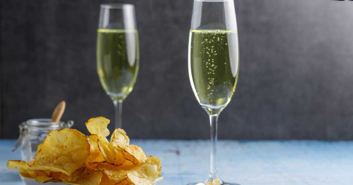 Le duo parfait : chips et vin pour un apéritif réussi
