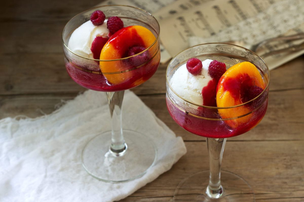 La délicieuse recette de fruits melba par Cyril Lignac : un dessert estival à savourer