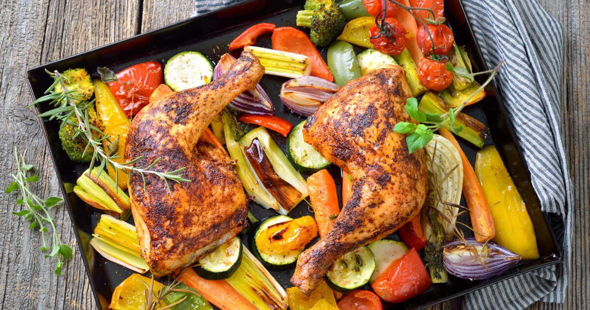 Une soirée sans stress : découvrez la recette des pilons de poulet et légumes au four