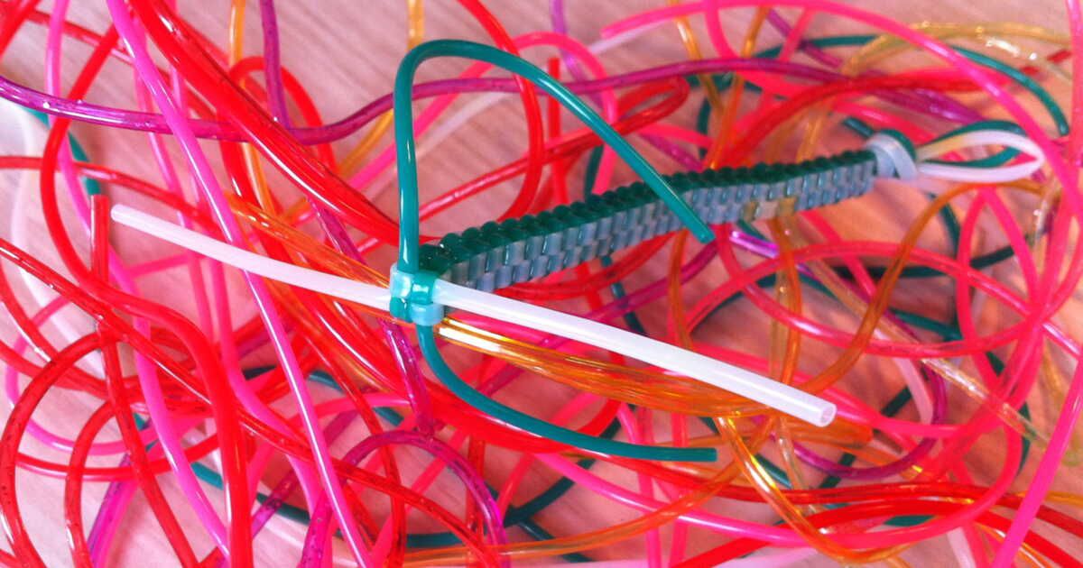 Découvrez l'art du bracelet scoubidou carré : guide pratique
