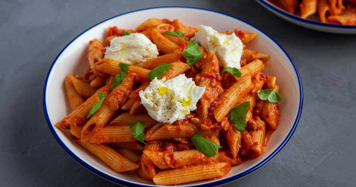 Des pâtes crémeuses aux tomates confites et burrata : un voyage de saveurs en 30 minutes