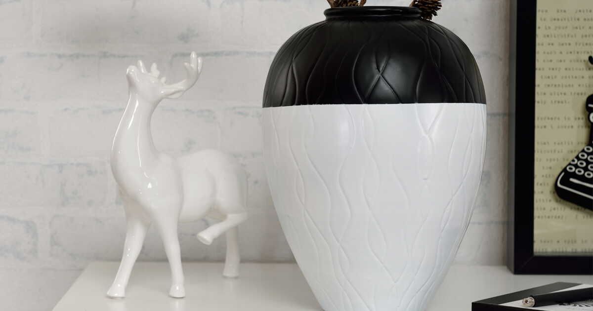 Un vase bicolore : l'art de la décoration moderne