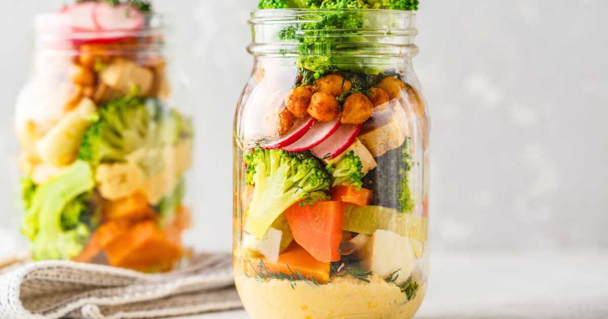 Des salades en bocal : 3 recettes équilibrées pour un repas rapide et savoureux