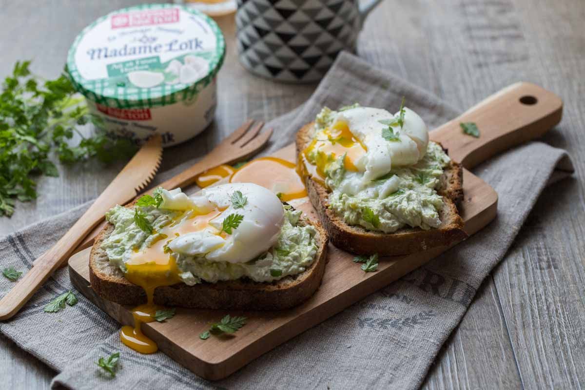 Tartines gourmandes : avocat, fromage frais et œuf mollet