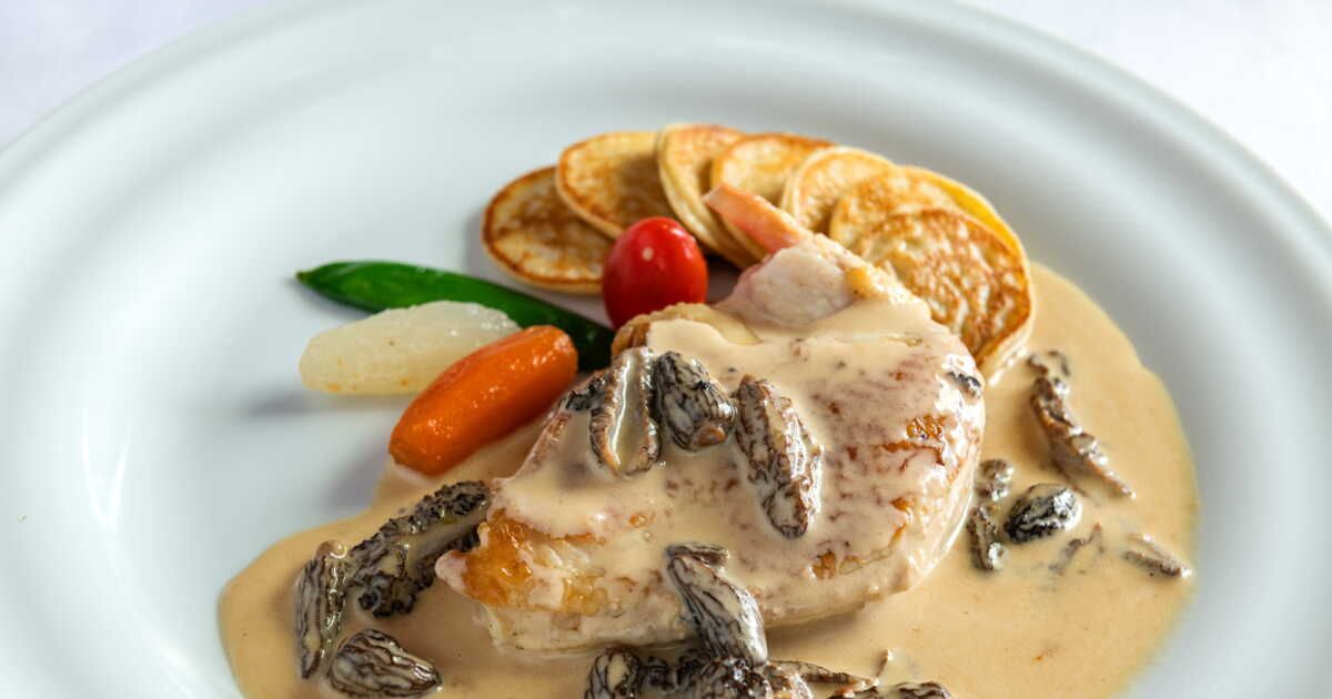 Émerveillez vos convives avec un savoureux poulet au vin jaune et morilles