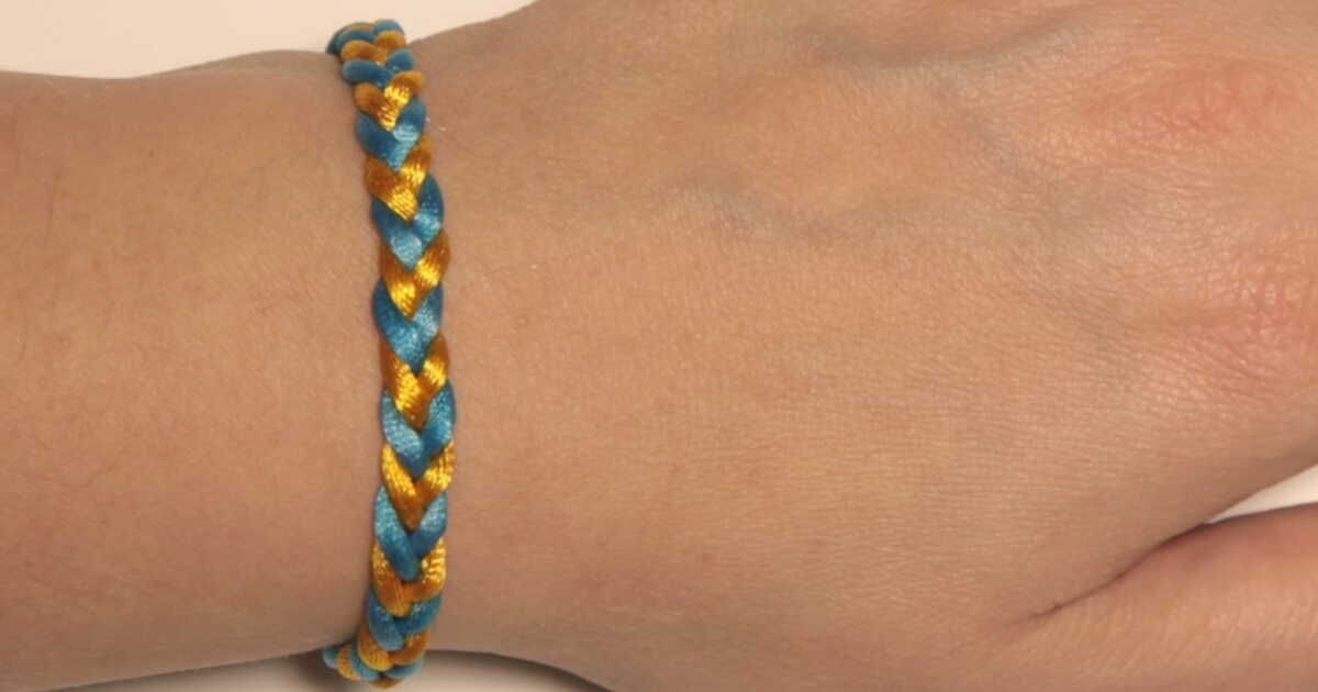 Un bracelet tressé à quatre fils qui fait sensation
