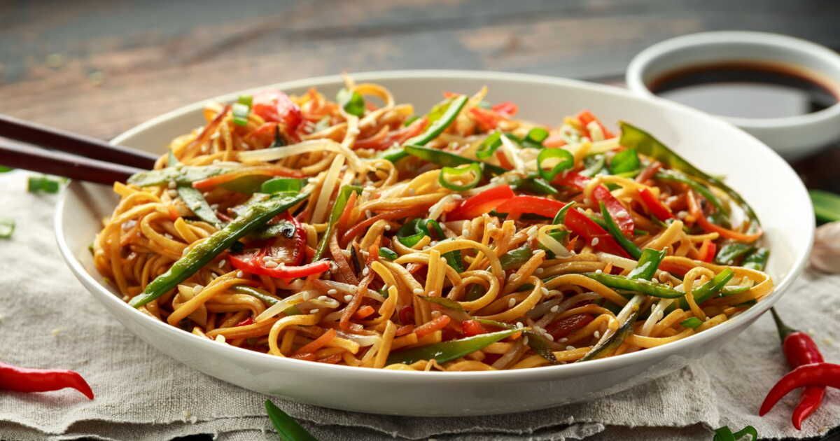 Savourez des nouilles sautées aux légumes pour le Nouvel An chinois