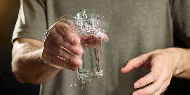 Comprendre les tremblements essentiels : symptômes et traitements à connaître