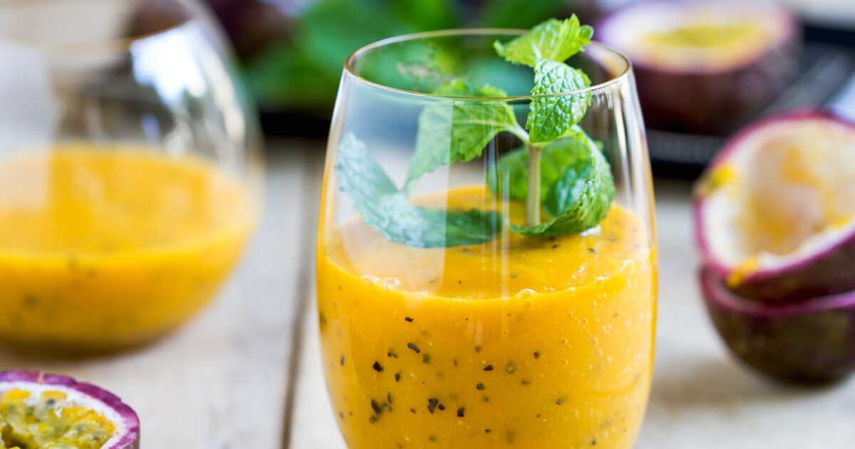 La recette rafraîchissante du smoothie ananas, orange et passion de Julie Andrieu
