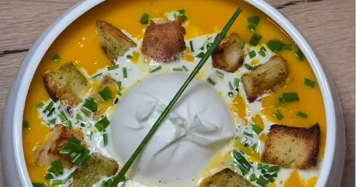 Une soupe réconfortante de potimarron et burrata pour les soirées d'hiver