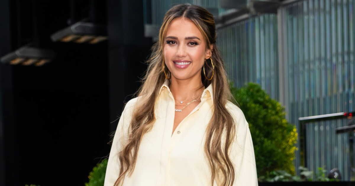 Une recette méditerranéenne de saumon et légumes à découvrir avec Jessica Alba