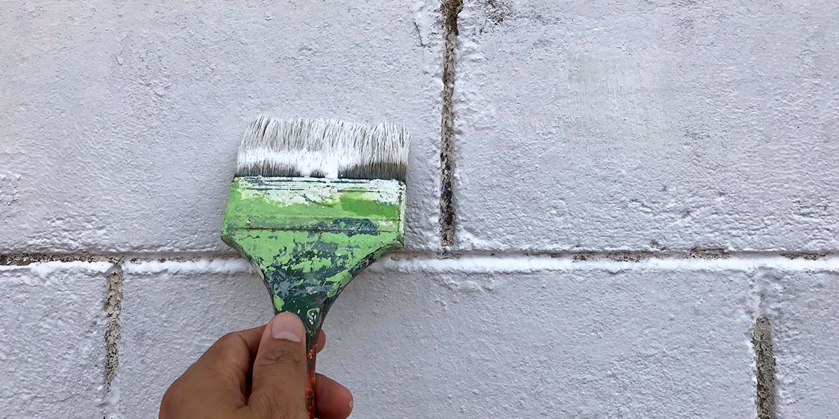 Peindre un mur en parpaings : astuces pour un résultat durable
